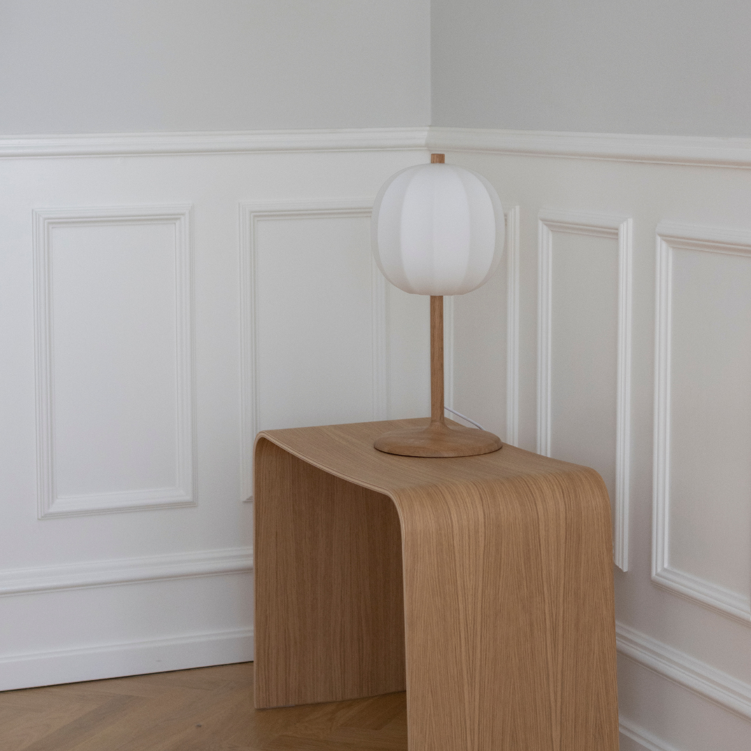 OUR – Bordlampe med stålbase