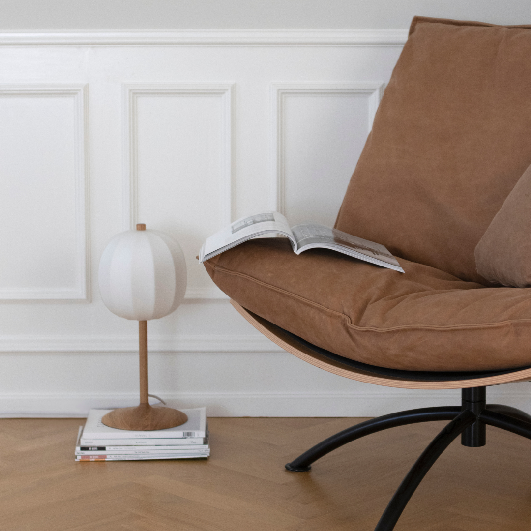 OUR – Bordlampe med stålbase