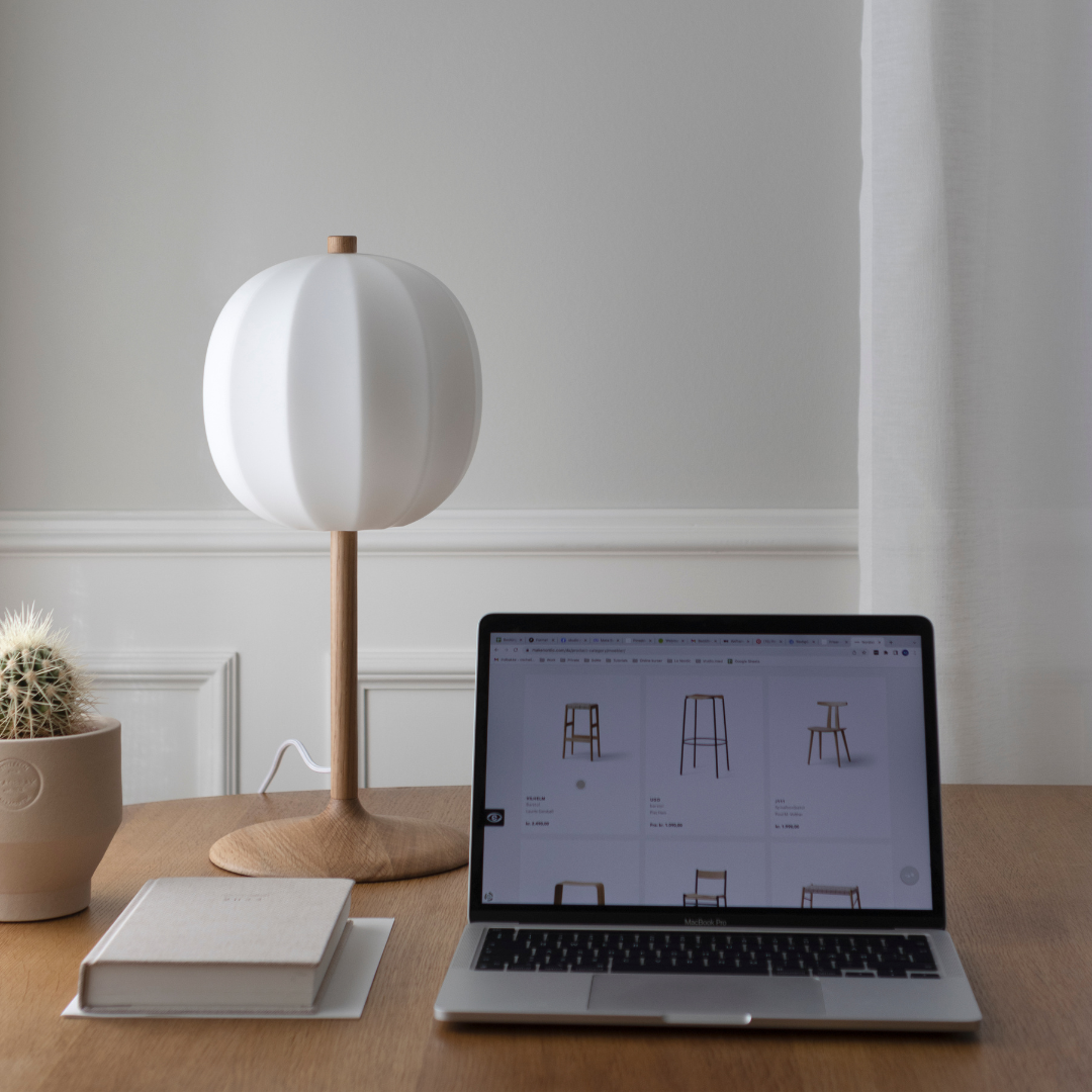OUR – Bordlampe med stålbase