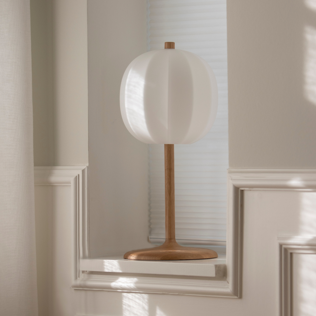 OUR – Bordlampe med stålbase