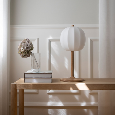 OUR – Bordlampe med stålbase